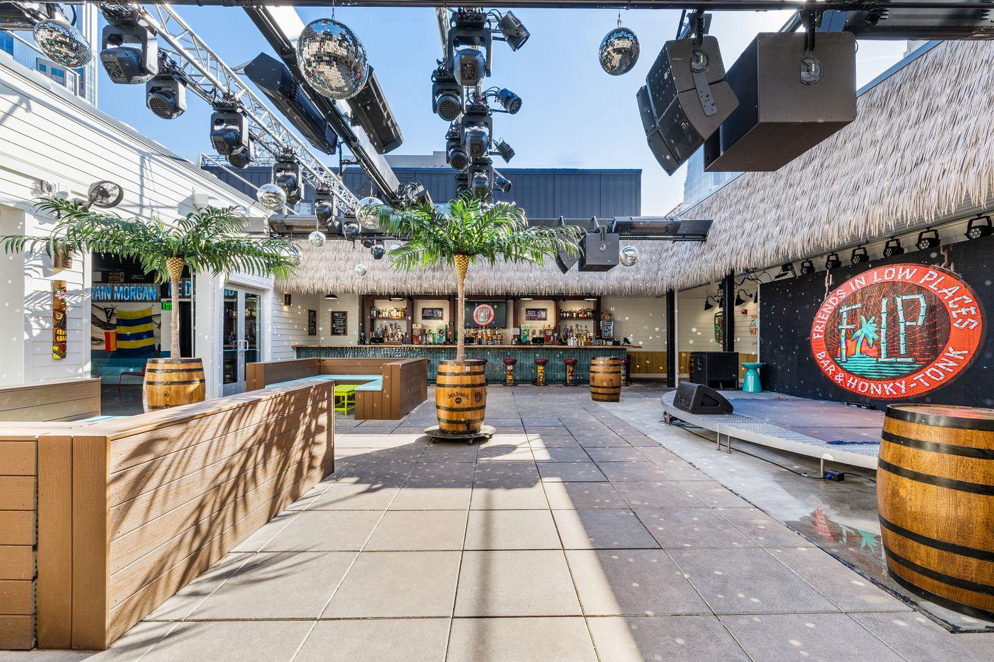 The Oasis - Tiki Bar - Photo 3