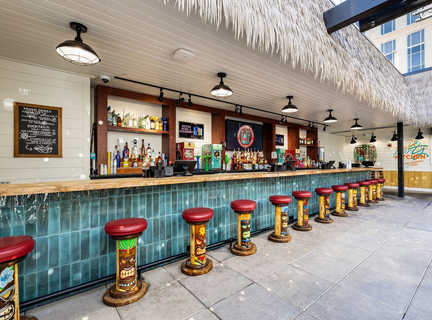 The Oasis - Tiki Bar - Photo 5