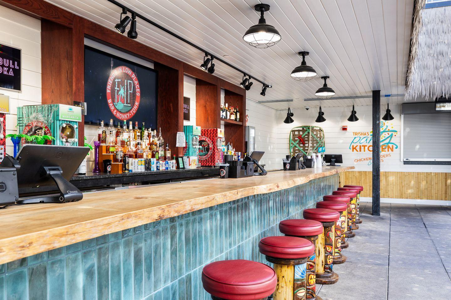 The Oasis - Tiki Bar - Photo 6