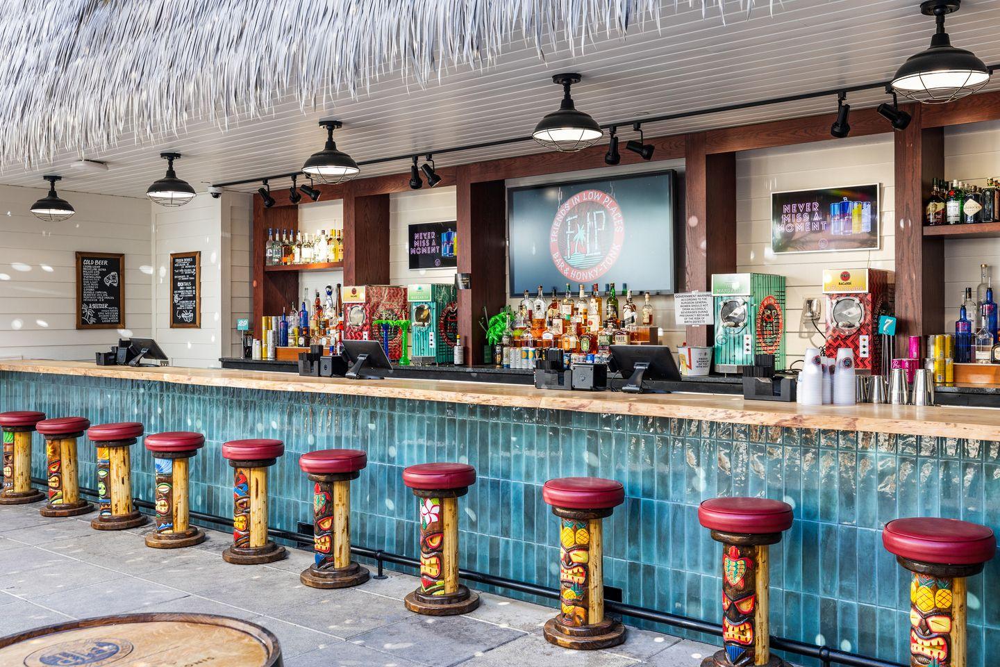 The Oasis - Tiki Bar - Photo 7